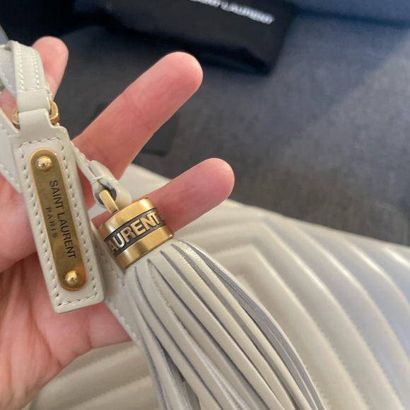 YSL SAINT LAURENT
Calfskin Matelasse Monogram Lou Camera Bag Crema Soft - Picture 6 of 8